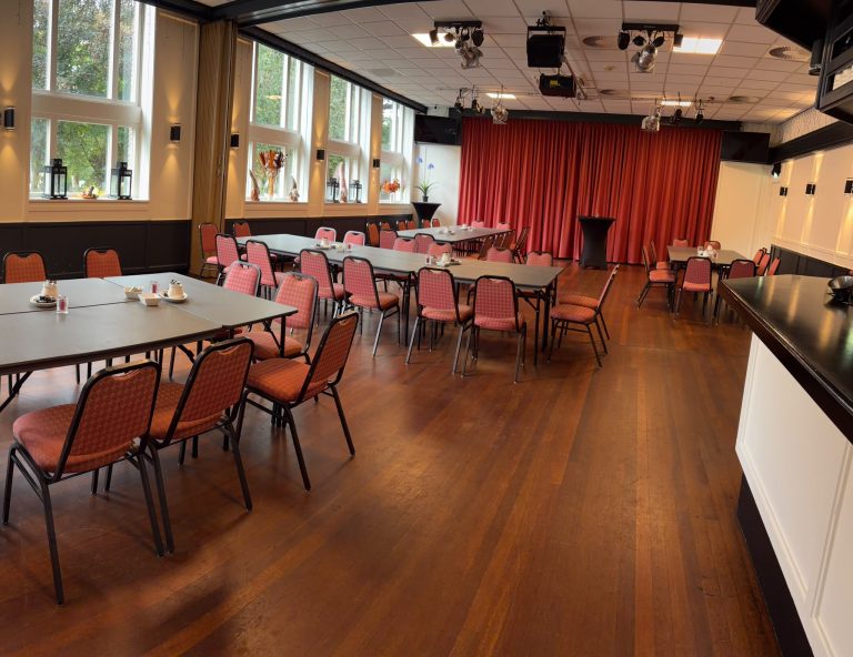 Overzicht van de Barzaal en Middenzaal met verschillende tafelopstellingen