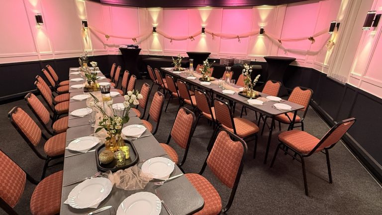 Feestelijk gedekte zaal voor een diner of receptie bij 't Oude Parochiehuis in Mijdrecht