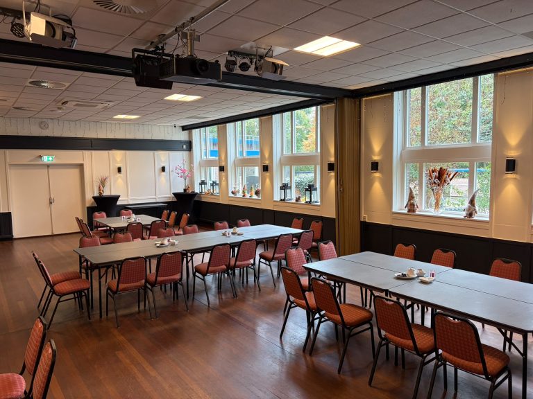 Interieur van de Barzaal en Middenzaal met tafels en stoelen voor een zakelijke bijeenkomst
