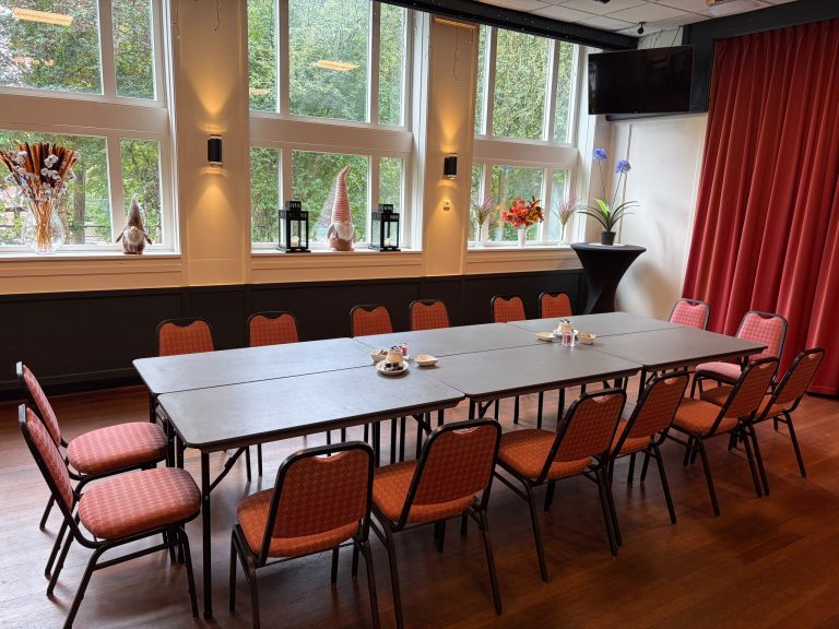 Lange tafelopstelling aan de raamzijde in de Middenzaal
