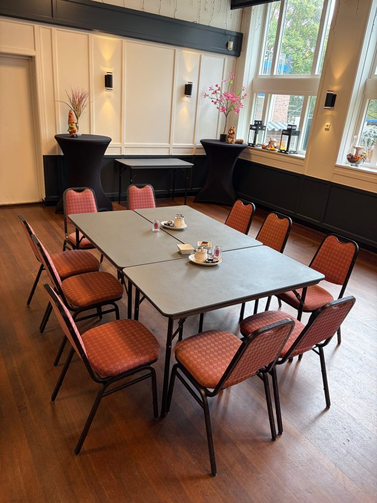 Tafelblok met drie tafels en tien stoelen voor een vergadering
