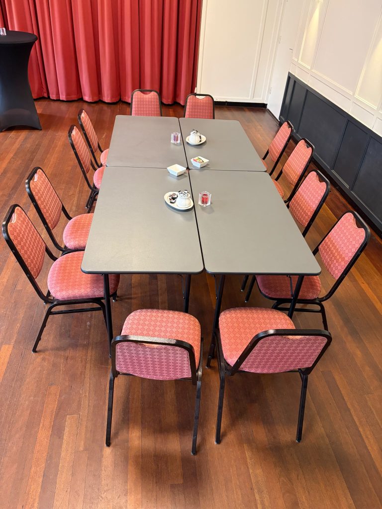 Tafelblok met vier tafels en twaalf stoelen voor een training