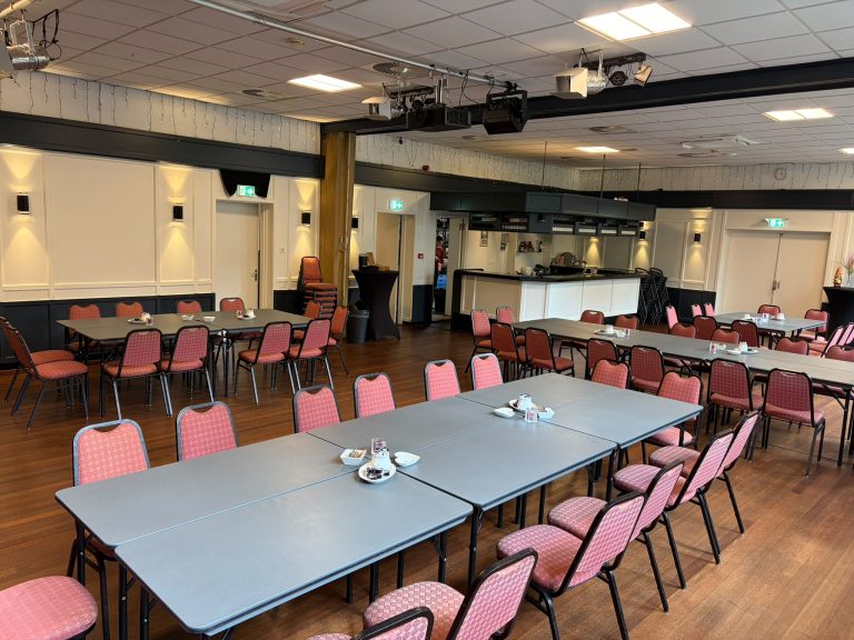 Vier tafelgroepen voor workshops en trainingen in de gecombineerde zaal